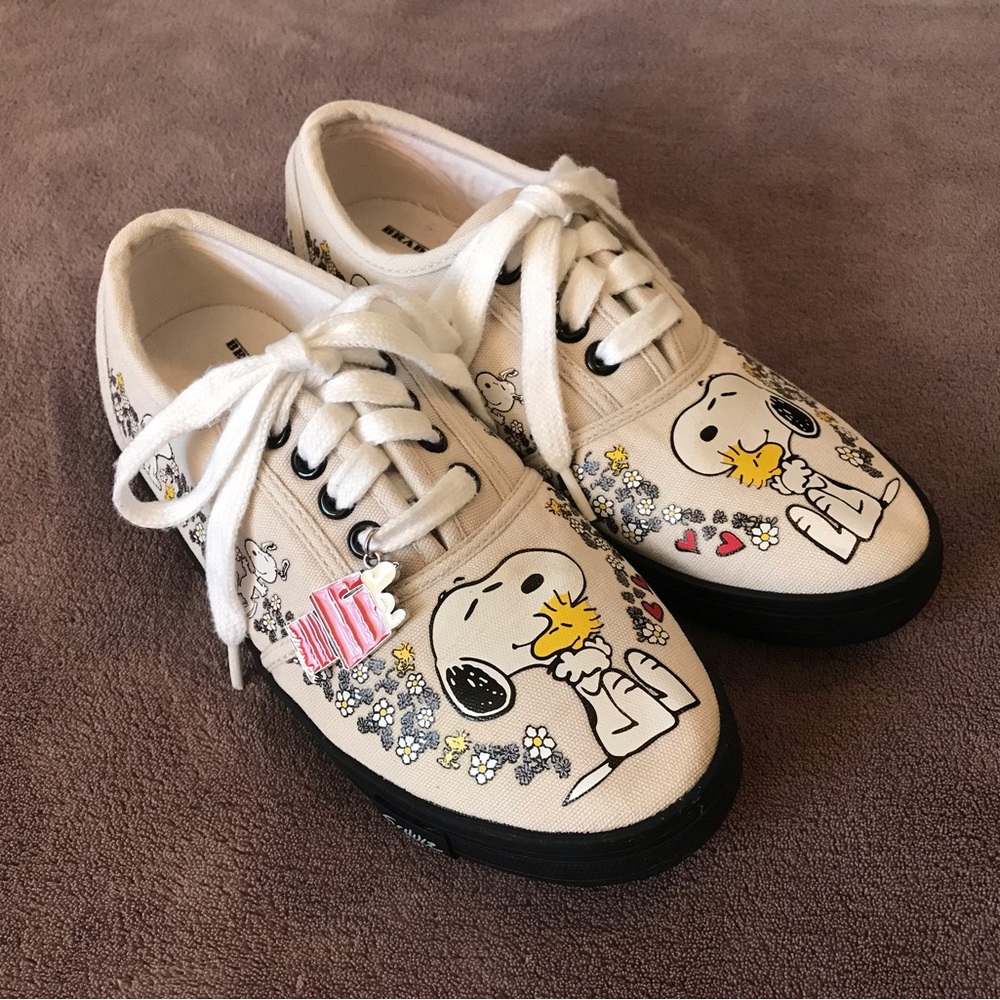 The Bradford Exchange “Peanuts Happiness is Friendship” Women’s Sneaker Sz 6